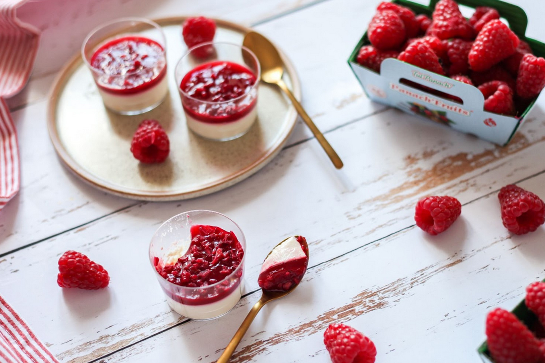 Panacotta aux framboises et à la rose